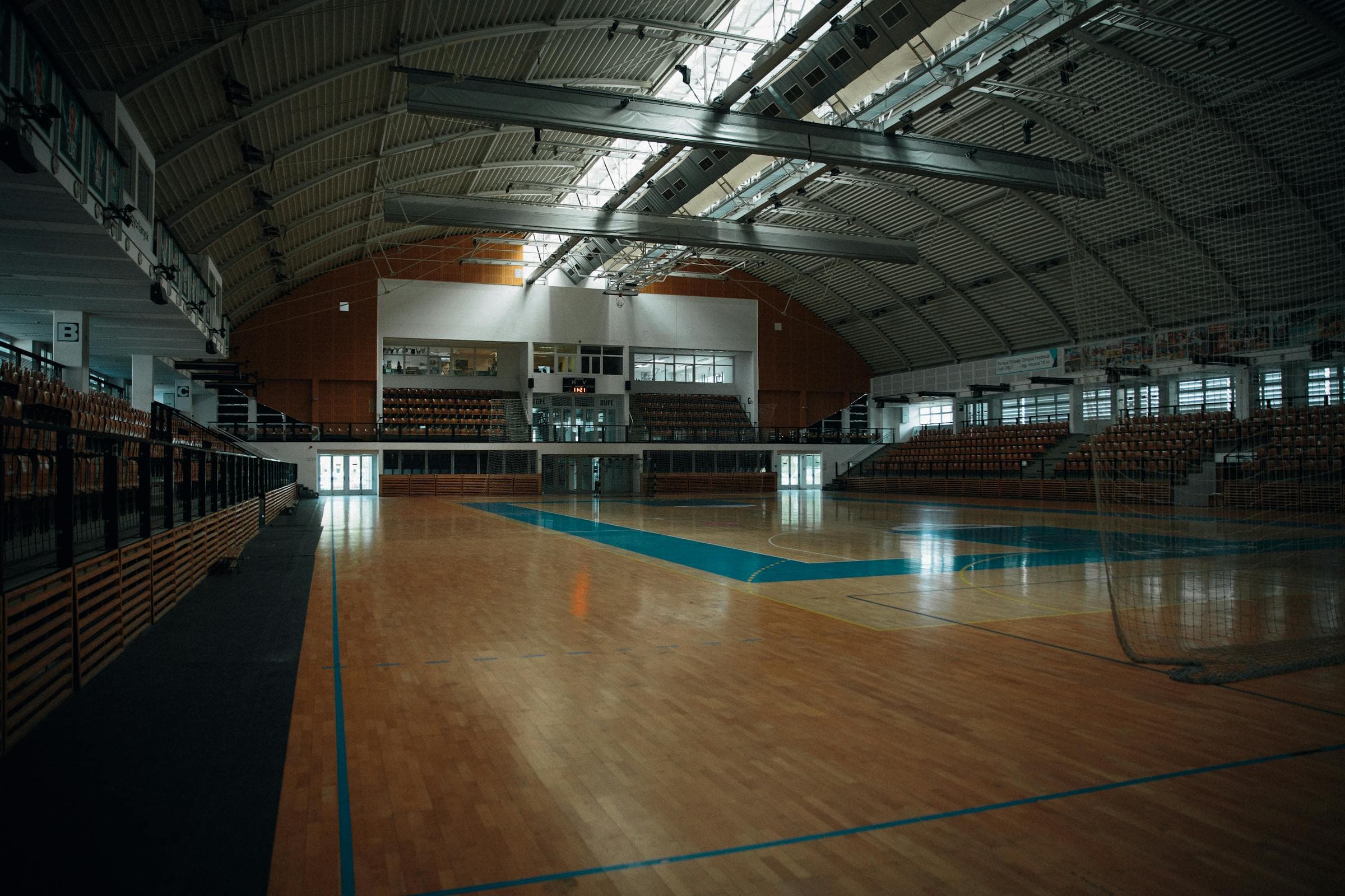 Interieur van een handbalzaal — gedeelde sportinfrastructuur